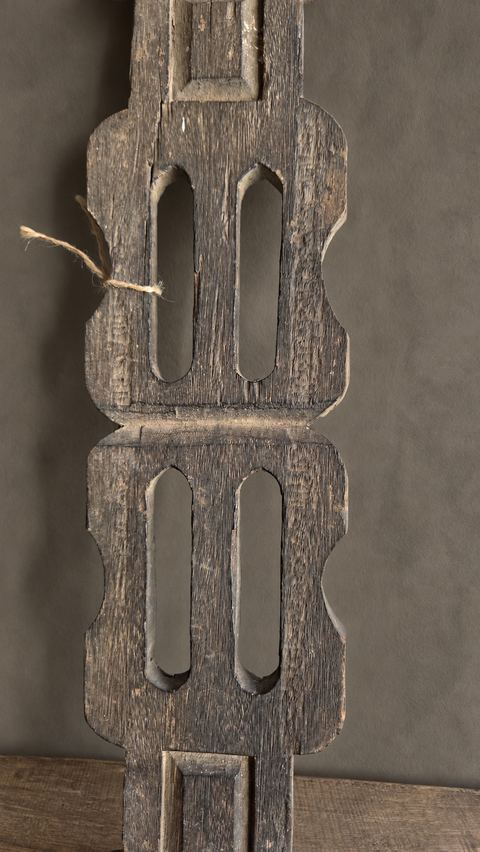 Smal oud houten ornament, detail 3
