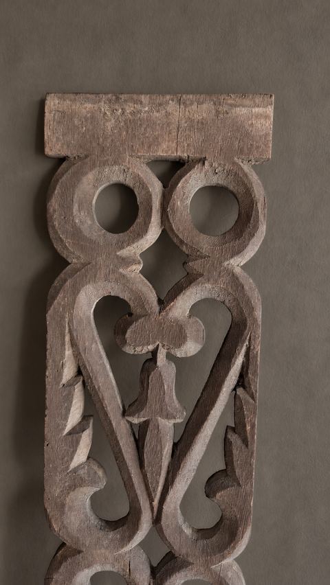 Opengewerkt oud houten ornament, detail 2