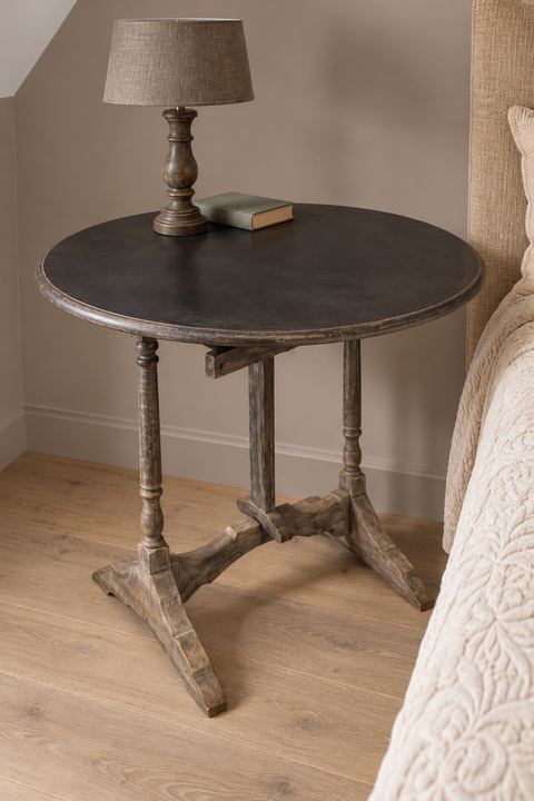 Ronde kantelbare nachttafel in unieke patine, detail 3
