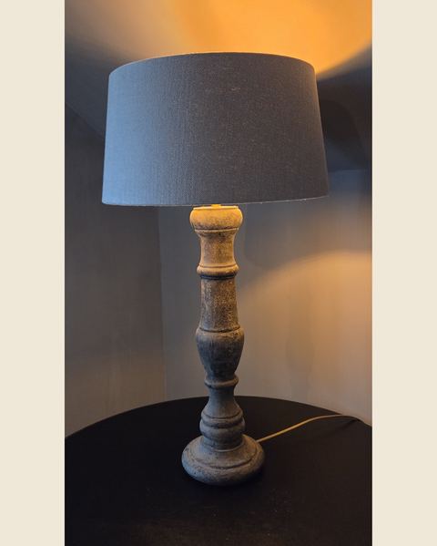 Oude houten balusterlamp, Atelierselectie, bij Mahieu&Merckx