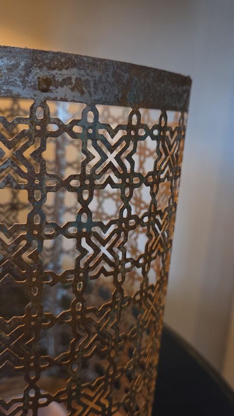 Opengewerkt metalen windlicht, detail 2