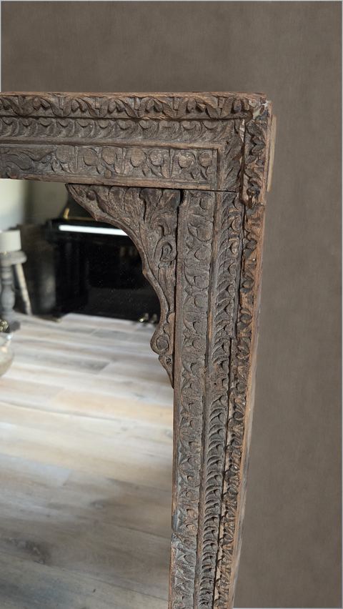 Oude houten spiegel met verfijnd houtsnijwerk, detail 2