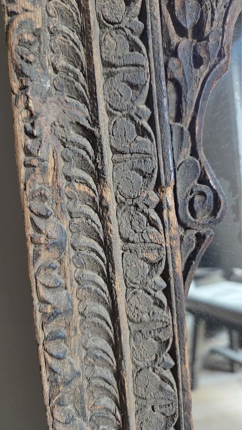 Oude houten spiegel met verfijnd houtsnijwerk, detail 3