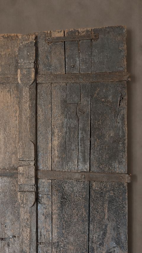 Oud dubbel houten luik met origineel ijzerwerk, detail 2