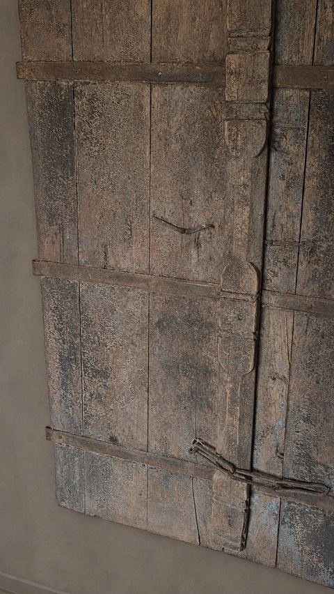 Oud dubbel houten luik met origineel ijzerwerk, detail 3