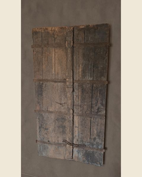 Oud dubbel houten luik met origineel ijzerwerk, Atelierselectie, bij Mahieu&Merckx