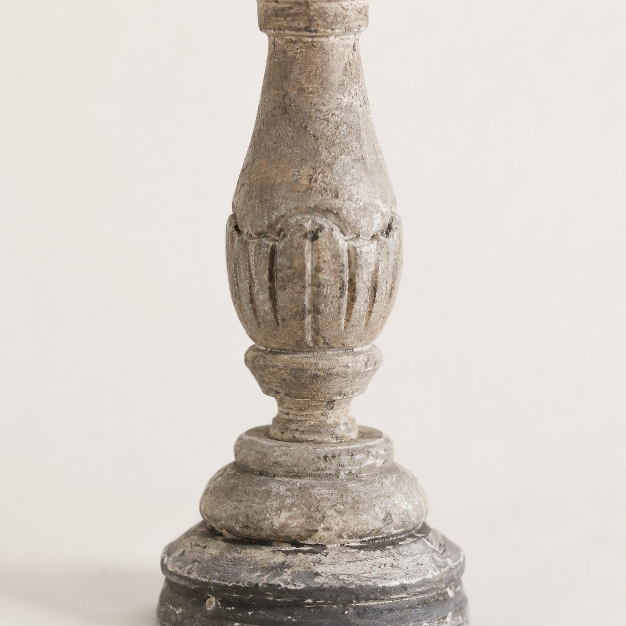 Kandelaar, gesneden hout — detail 2