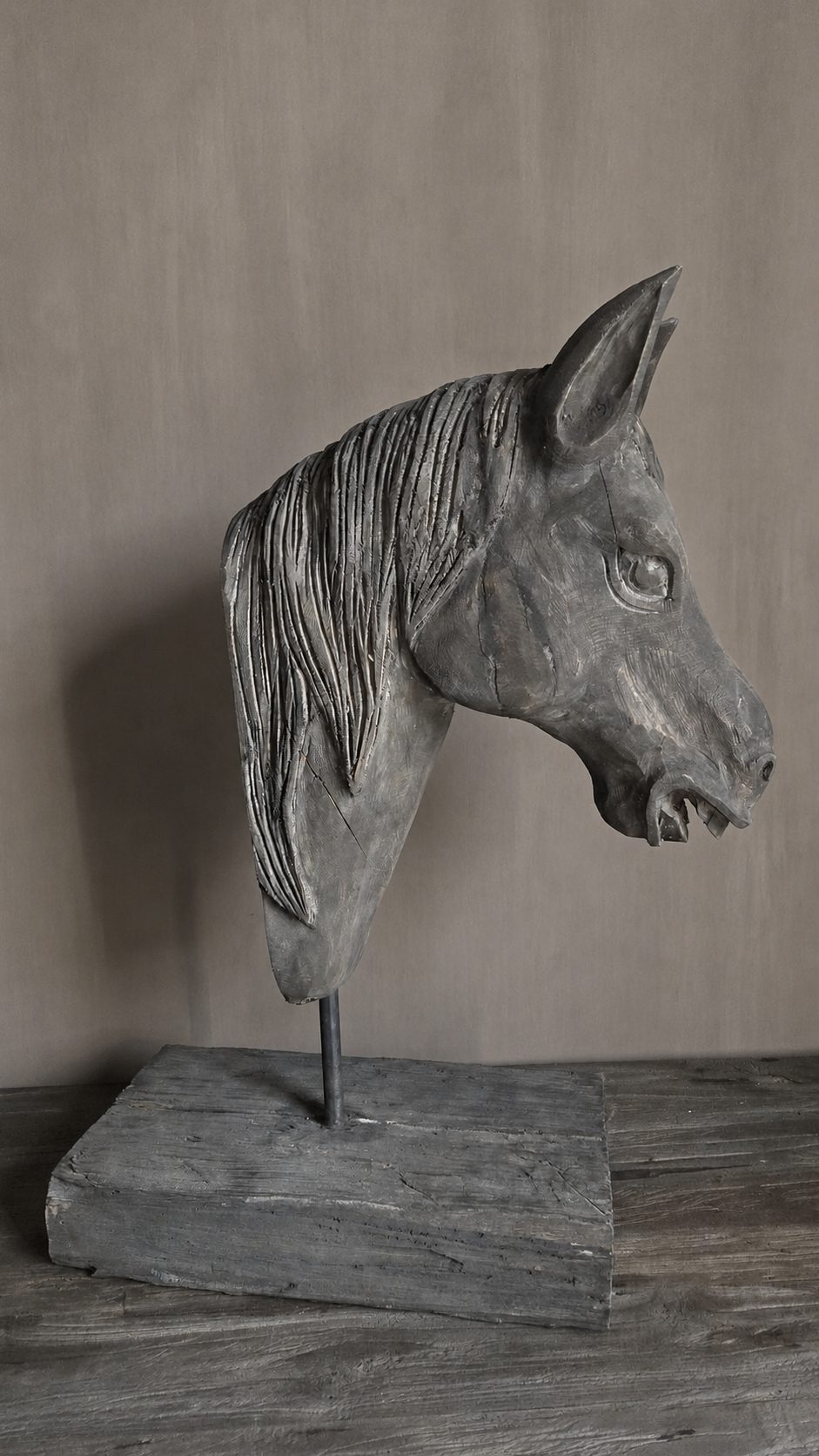 Houten paard vergrijsd hout op voet, detail 2