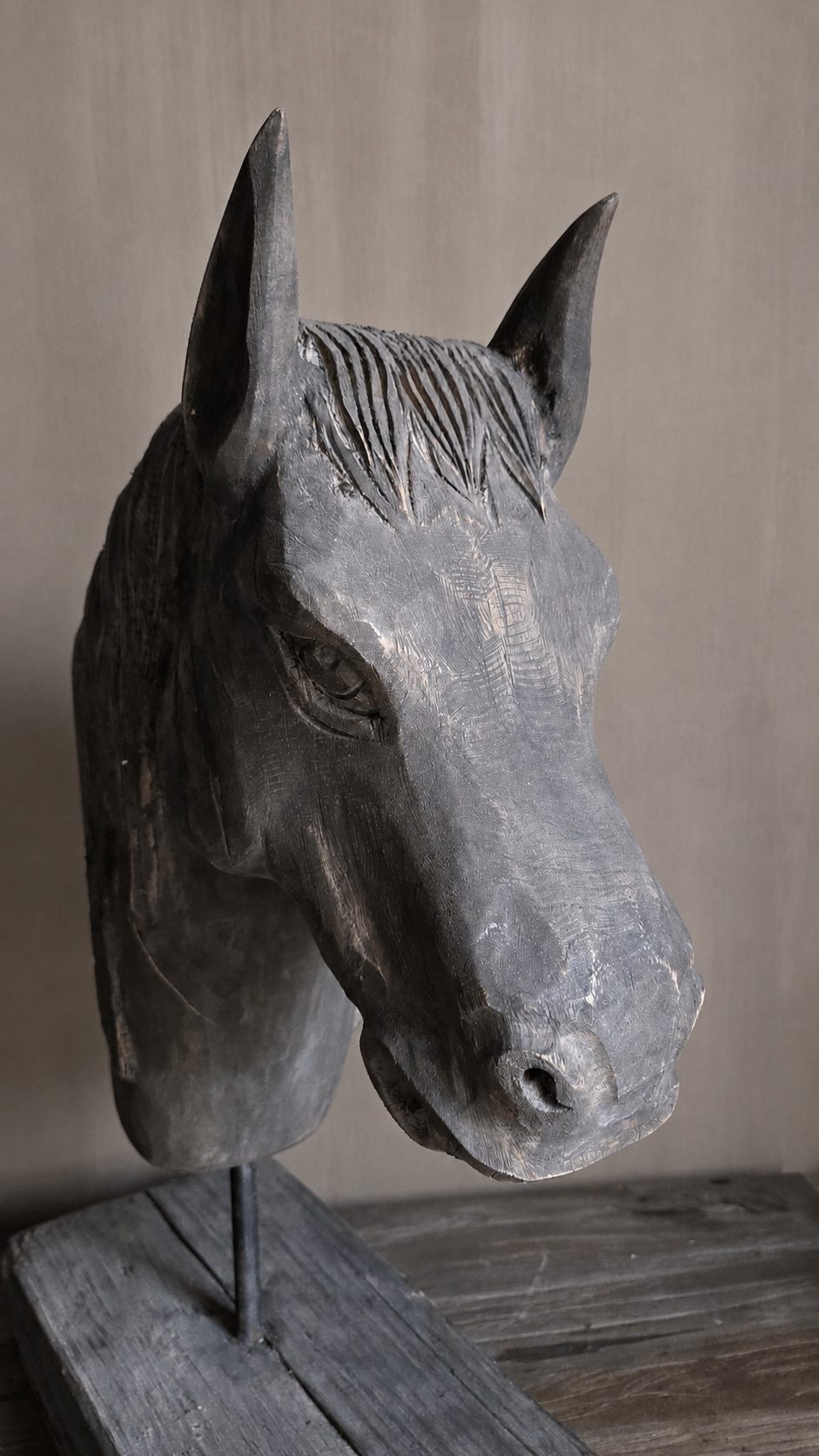 Houten paard vergrijsd hout op voet, detail 3