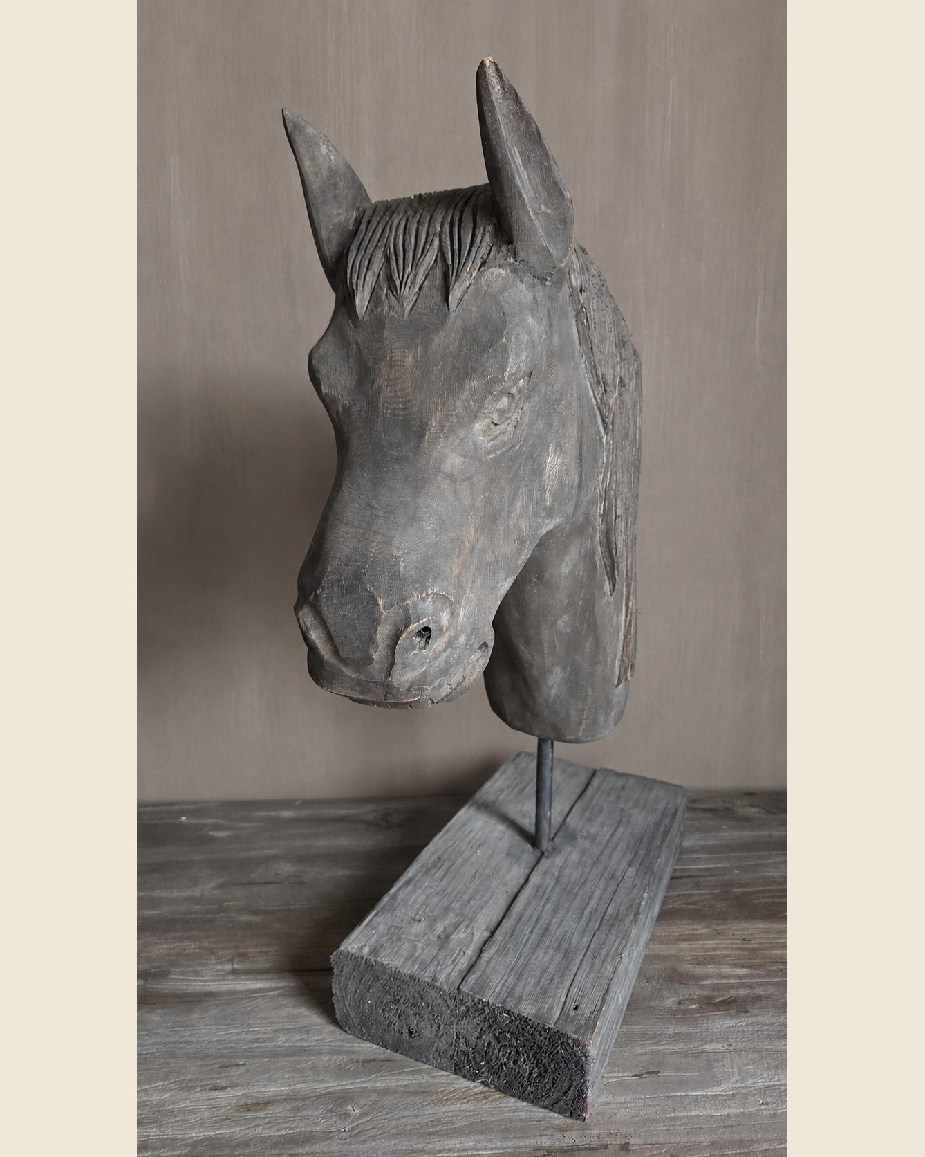 Houten paard vergrijsd hout op voet, Luksa, bij Mahieu&Merckx