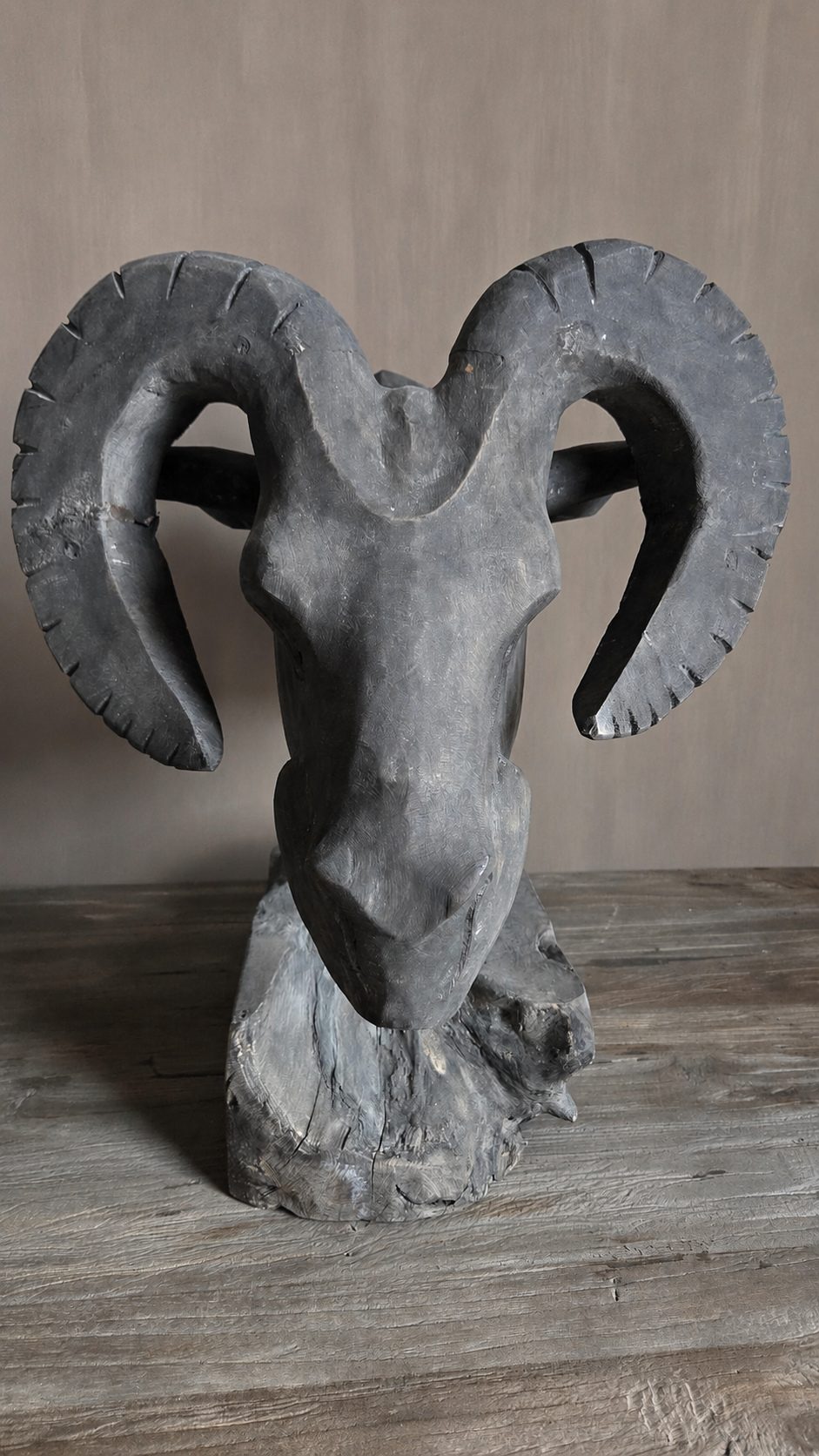 Houten ram kop vergrijsd hout op voet, detail 2