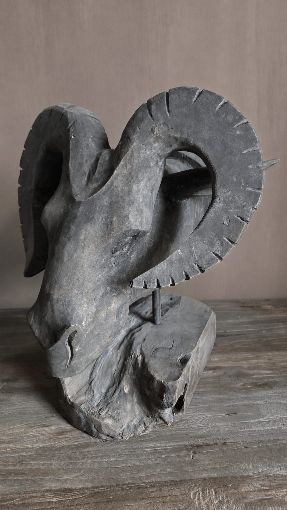 Houten ram kop vergrijsd hout op voet, detail 3