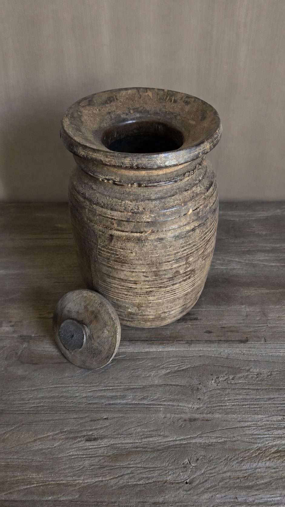 Authentieke houten pot met deksel, detail 2