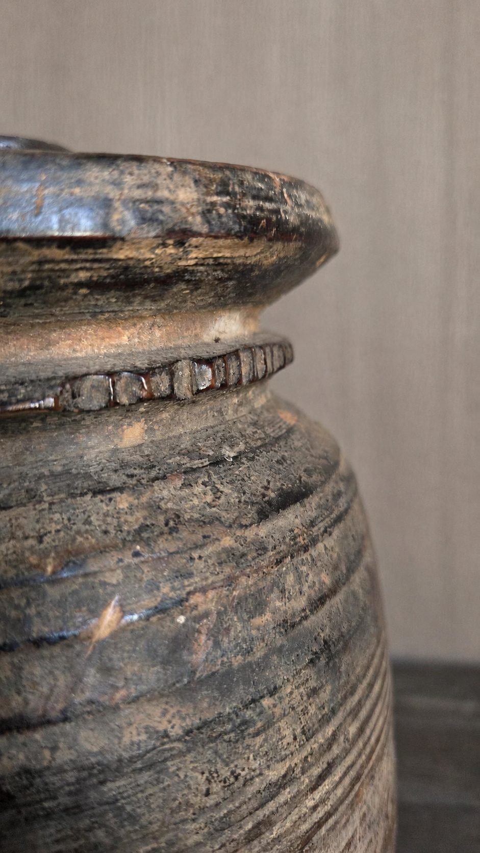 Authentieke houten pot met deksel, detail 3
