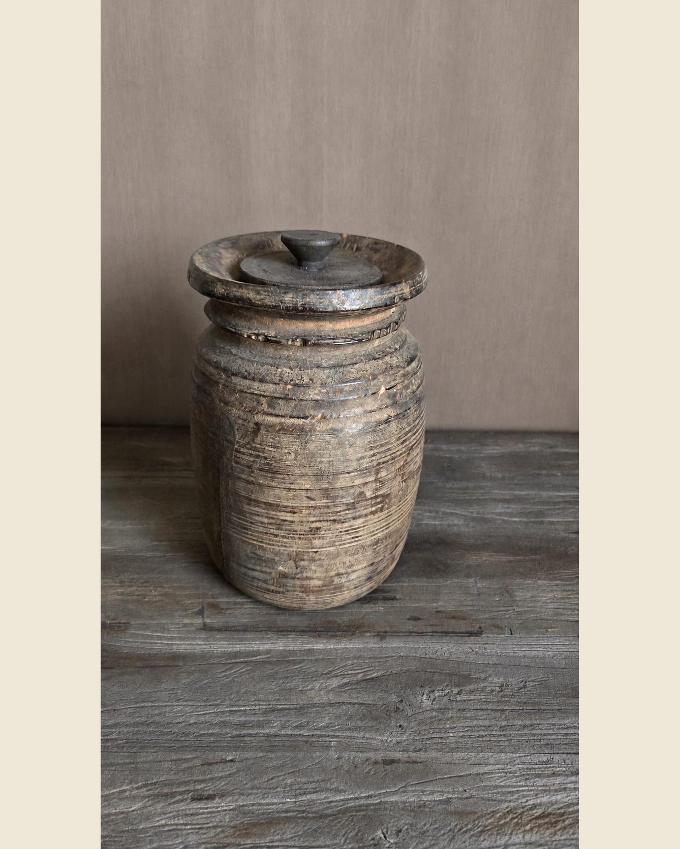 Authentieke houten pot met deksel, Luksa, bij Mahieu&Merckx