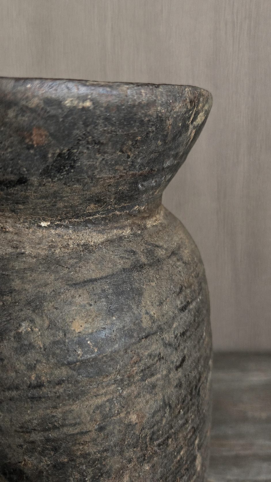 Authentieke houten pot met deksel, detail 2