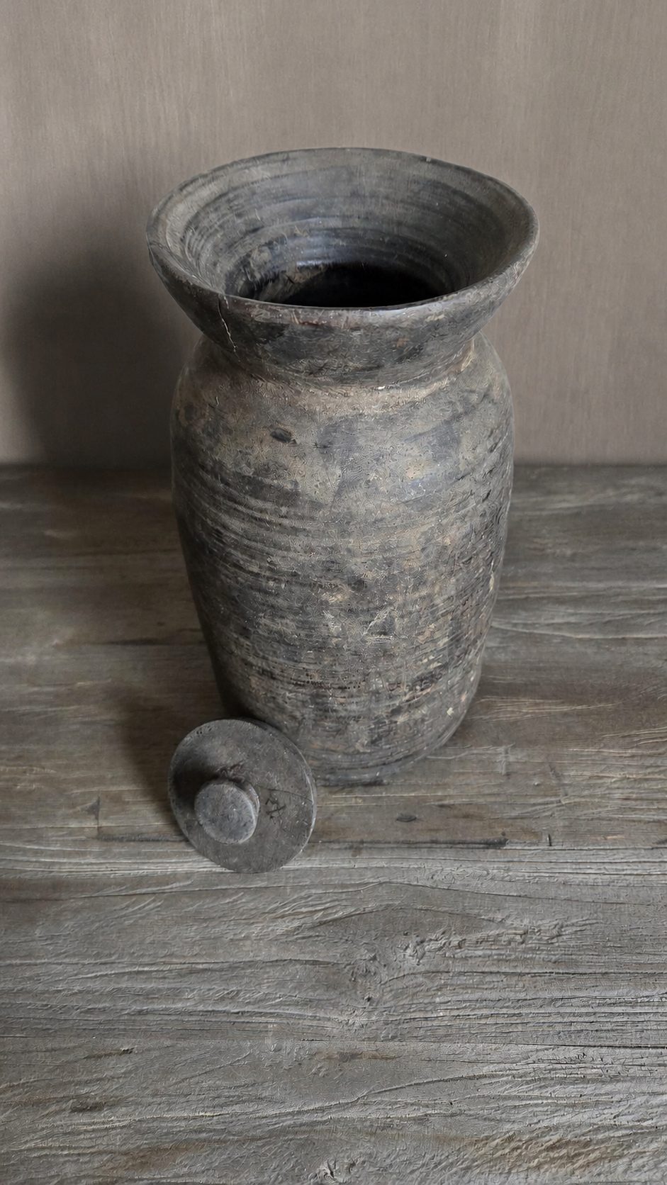 Authentieke houten pot met deksel, detail 3