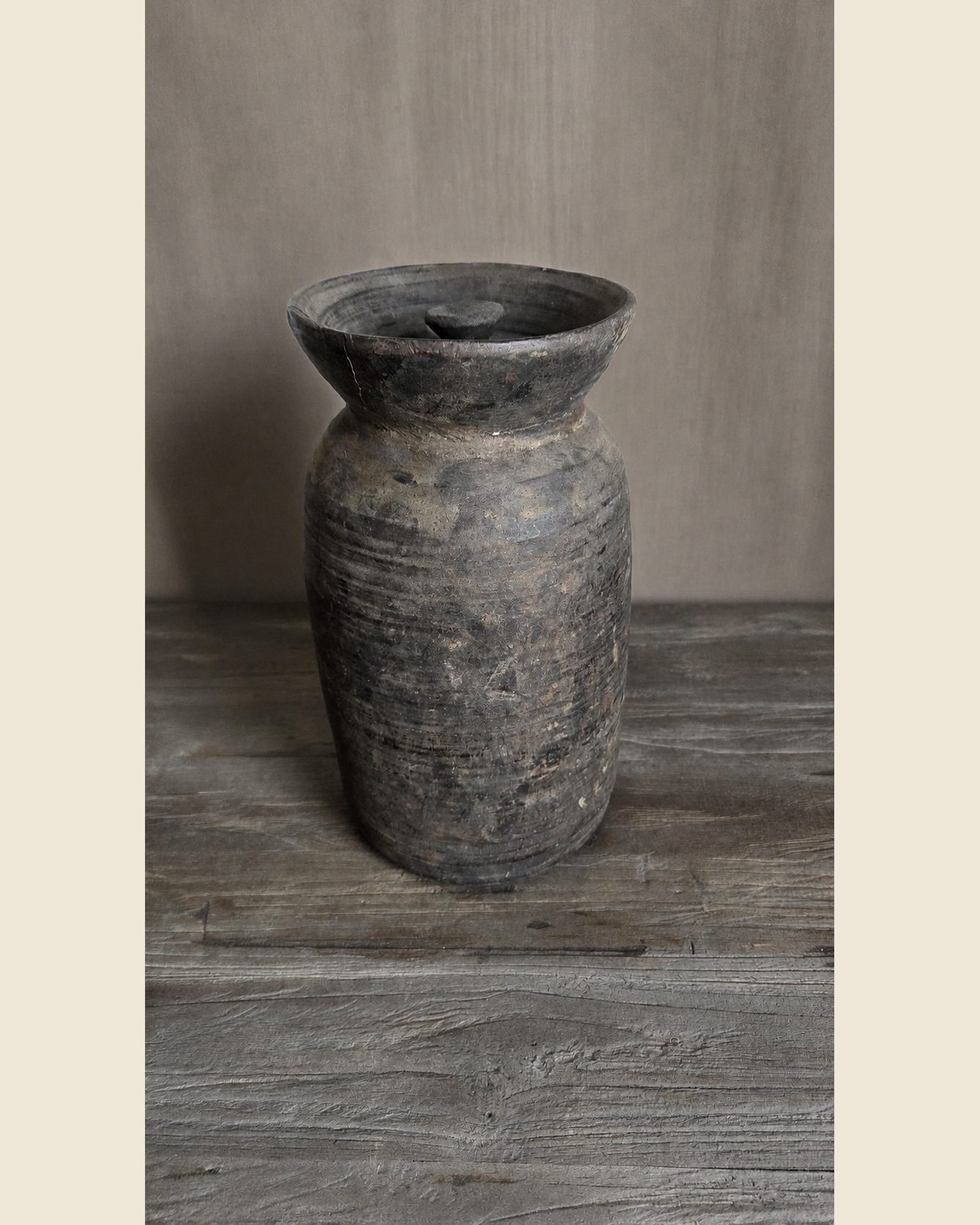 Authentieke houten pot met deksel, Luksa, bij Mahieu&Merckx