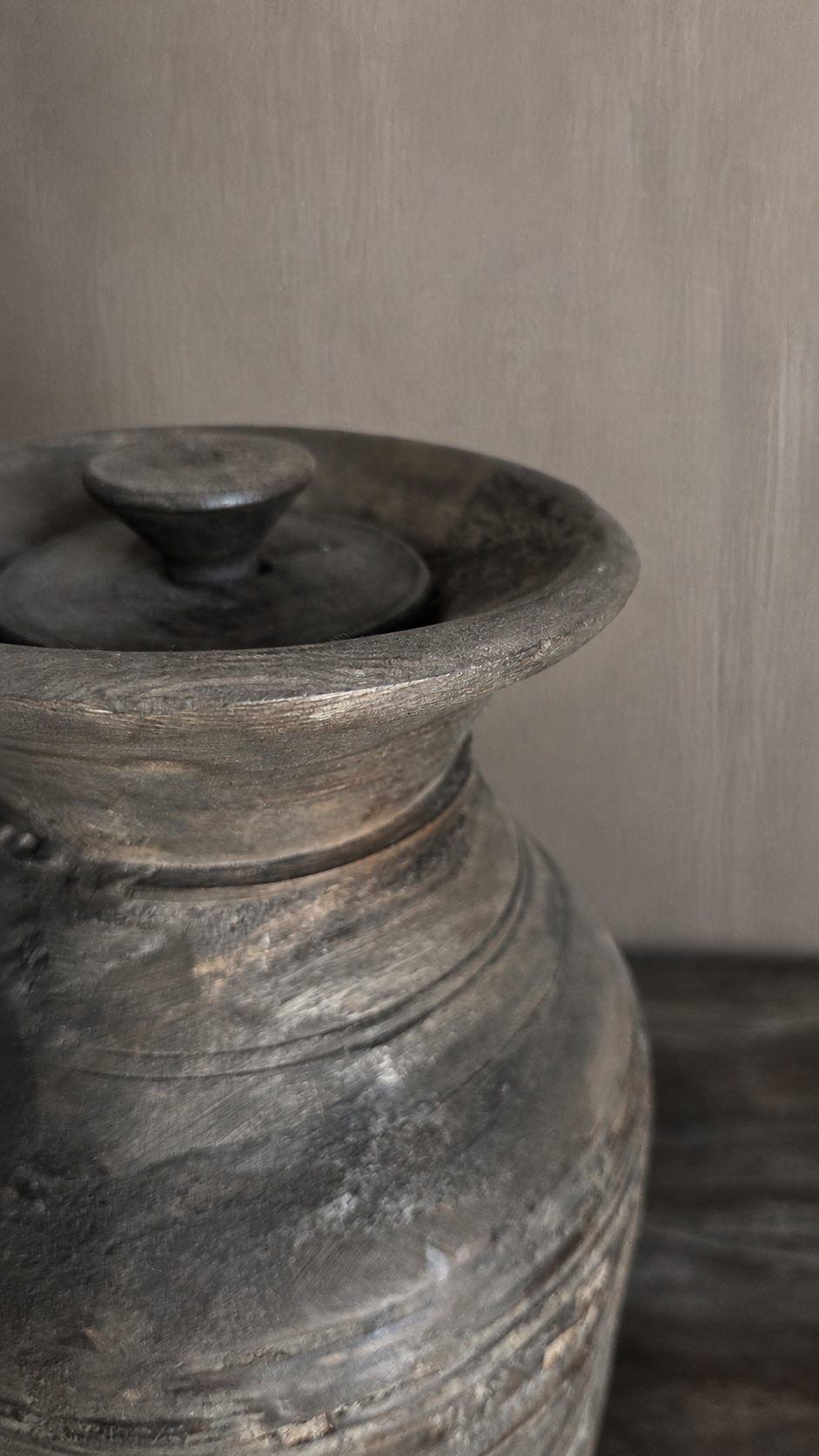 Authentieke houten pot met deksel, detail 2