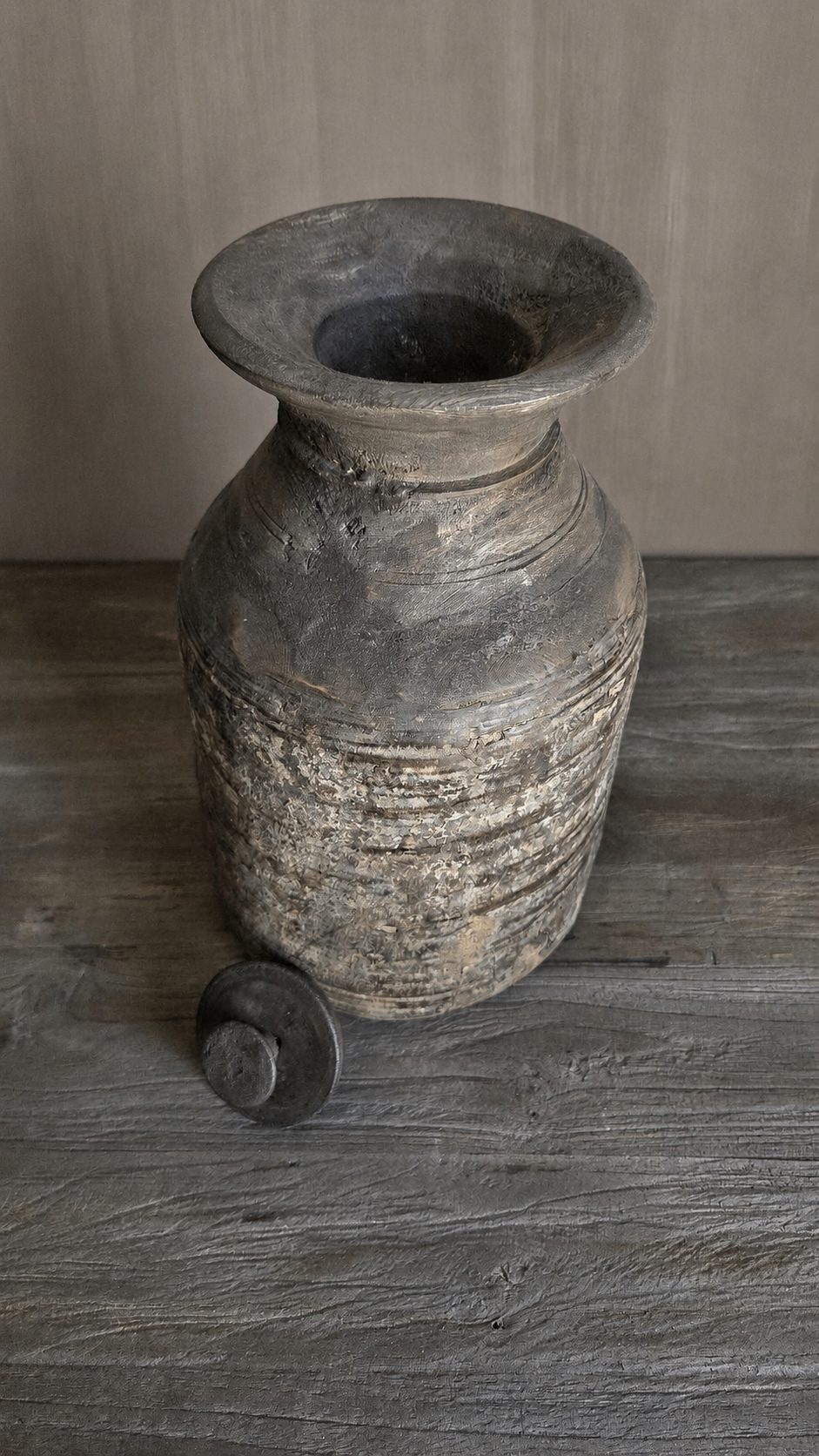 Authentieke houten pot met deksel, detail 3
