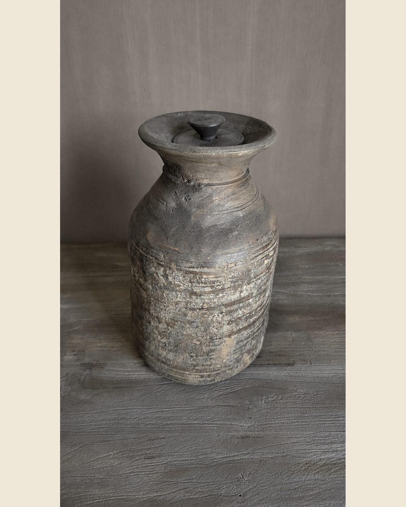 Authentieke houten pot met deksel, Luksa, bij Mahieu&Merckx