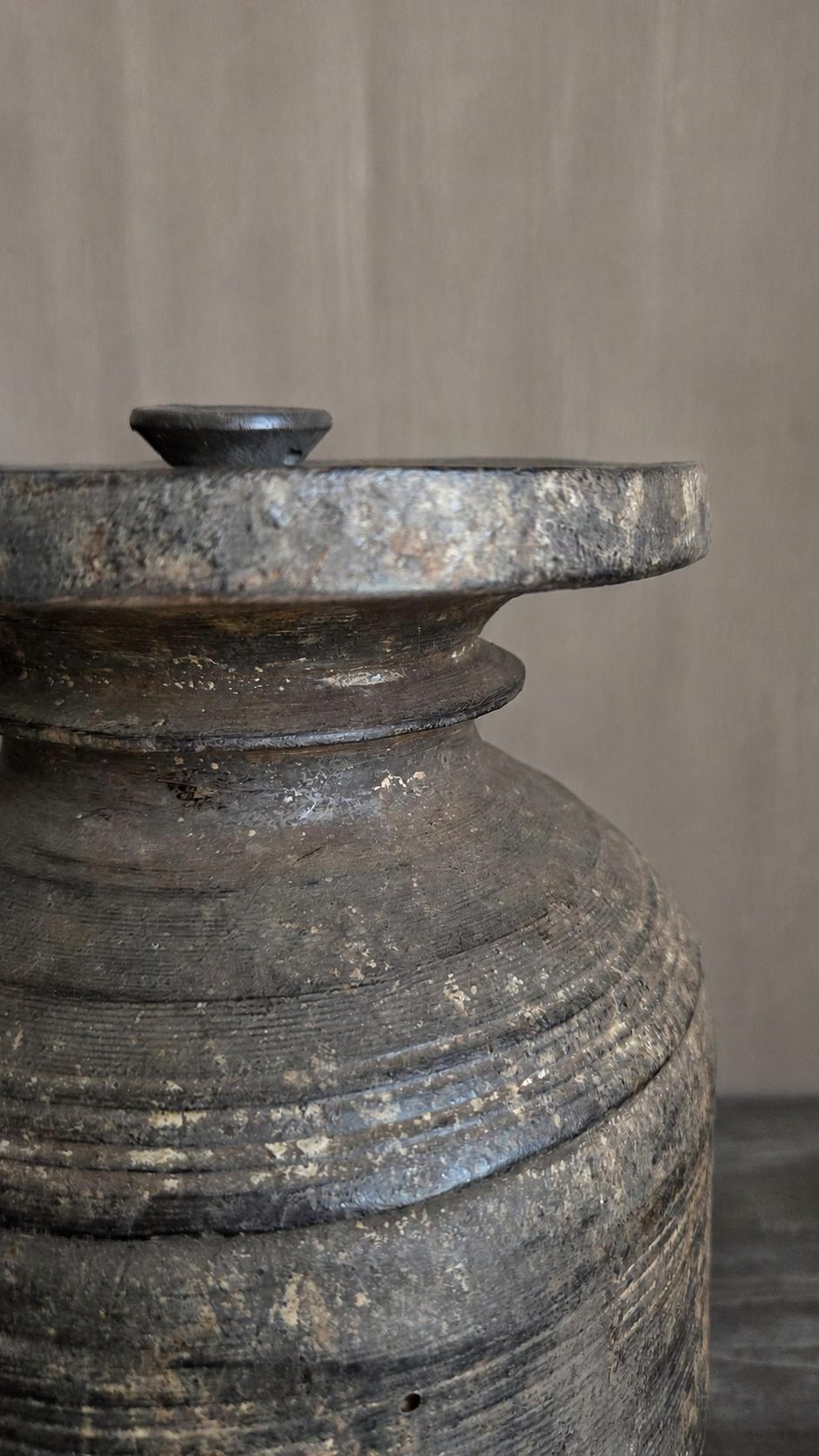 Authentieke houten pot met deksel, detail 2