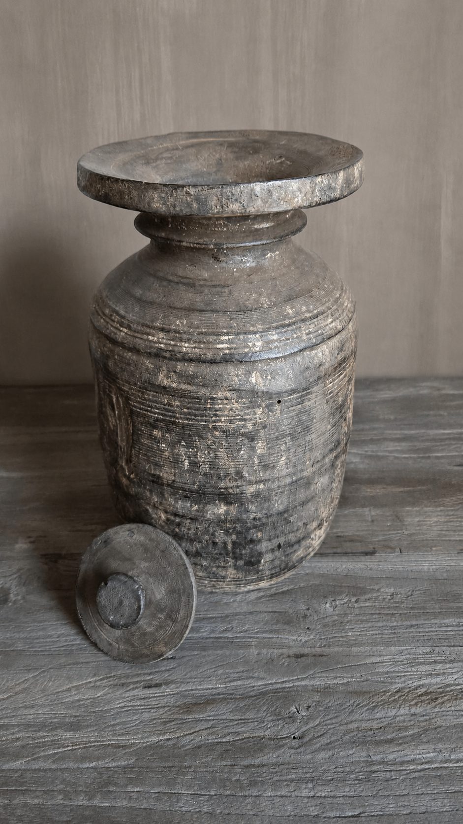 Authentieke houten pot met deksel, detail 3