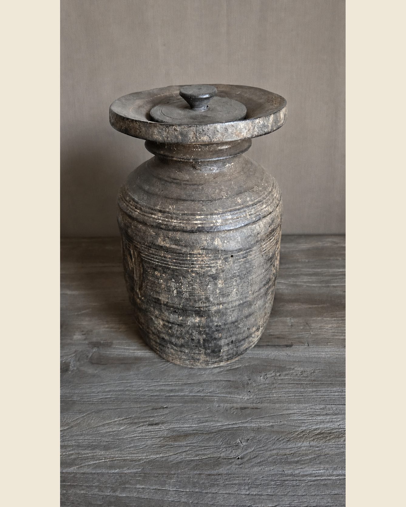 Authentieke houten pot met deksel, Luksa, bij Mahieu&Merckx