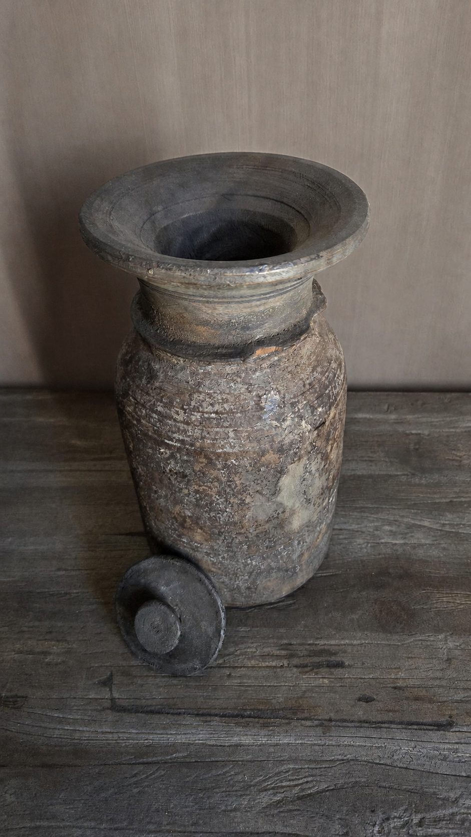Authentieke houten pot met deksel, detail 2