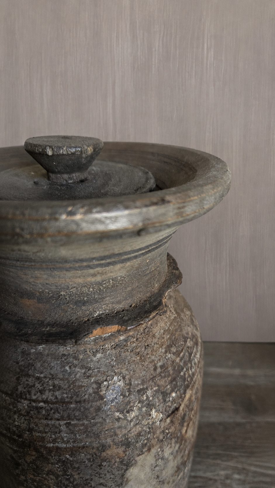 Authentieke houten pot met deksel, detail 3