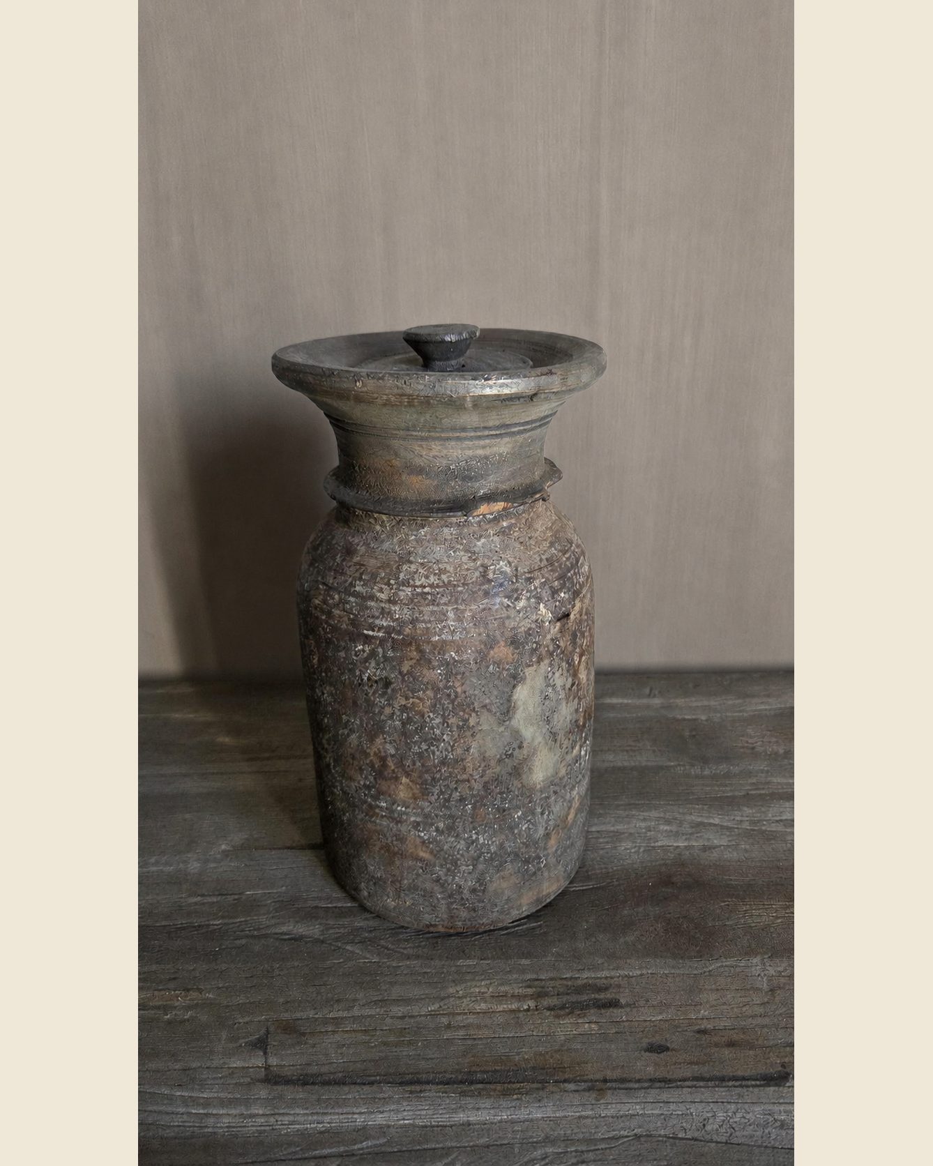 Authentieke houten pot met deksel, Luksa, bij Mahieu&Merckx