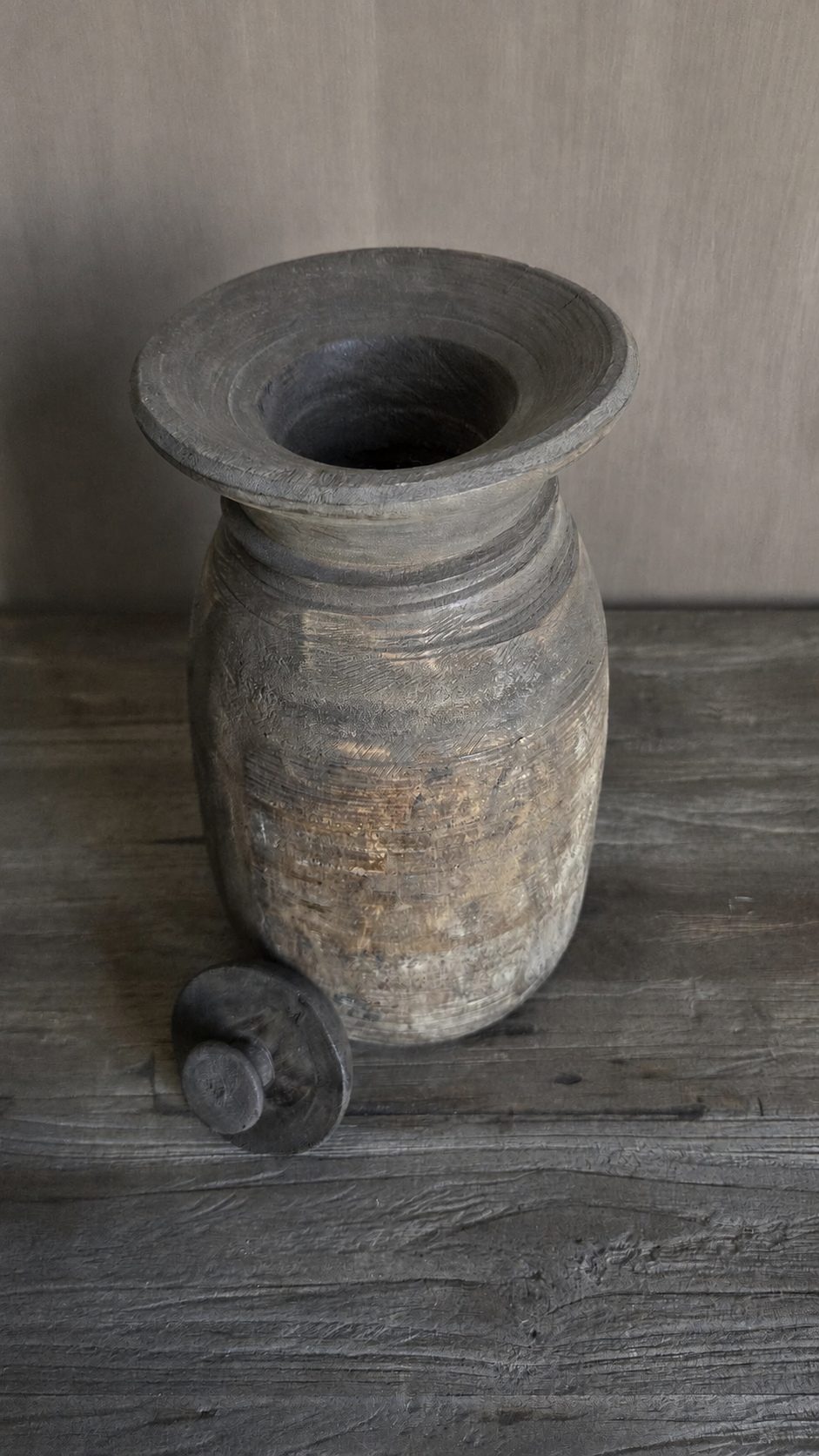 Authentieke houten pot met deksel, detail 2