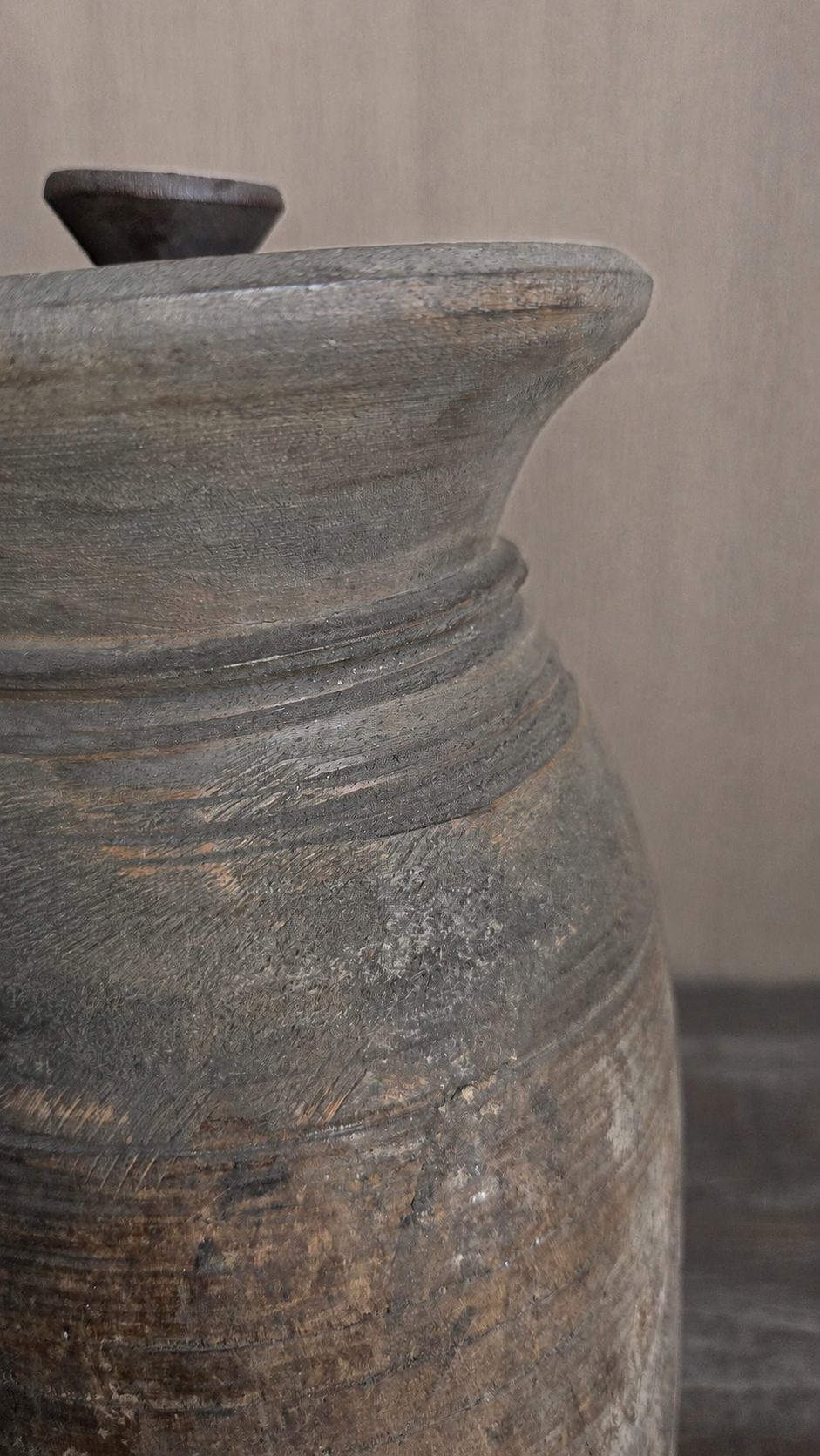 Authentieke houten pot met deksel, detail 3