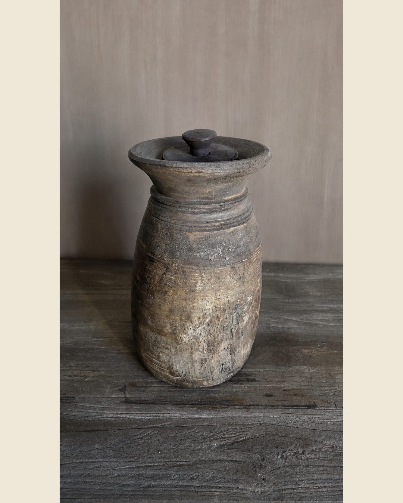Authentieke houten pot met deksel, Luksa, bij Mahieu&Merckx