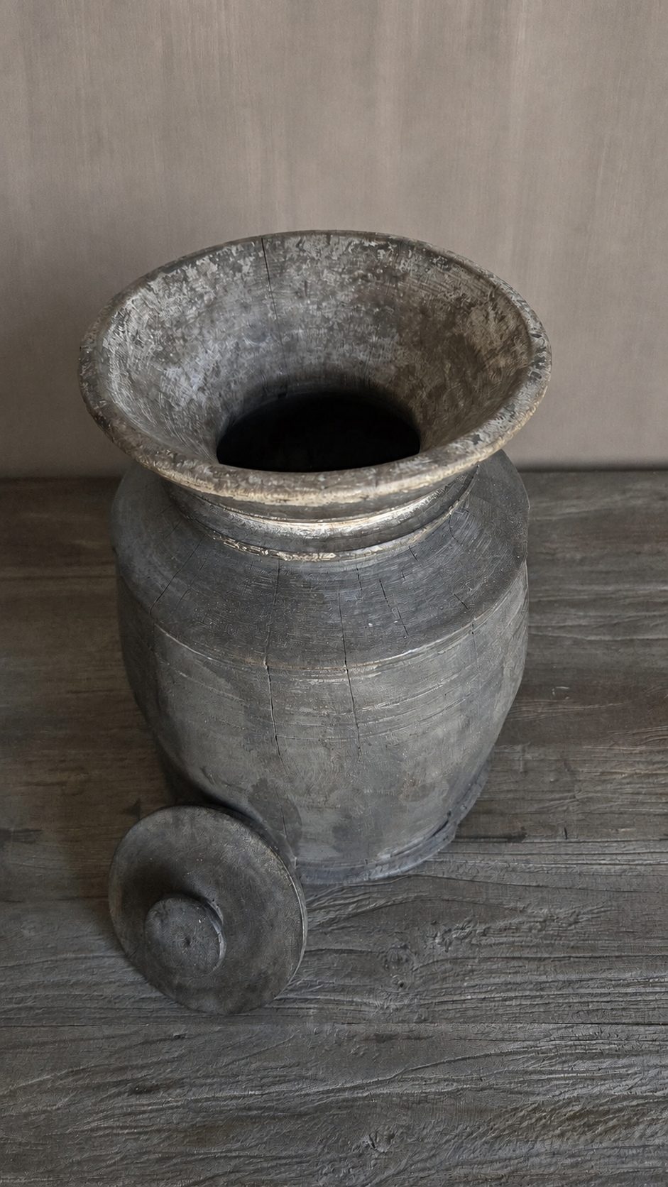 Authentieke houten pot met deksel, detail 2
