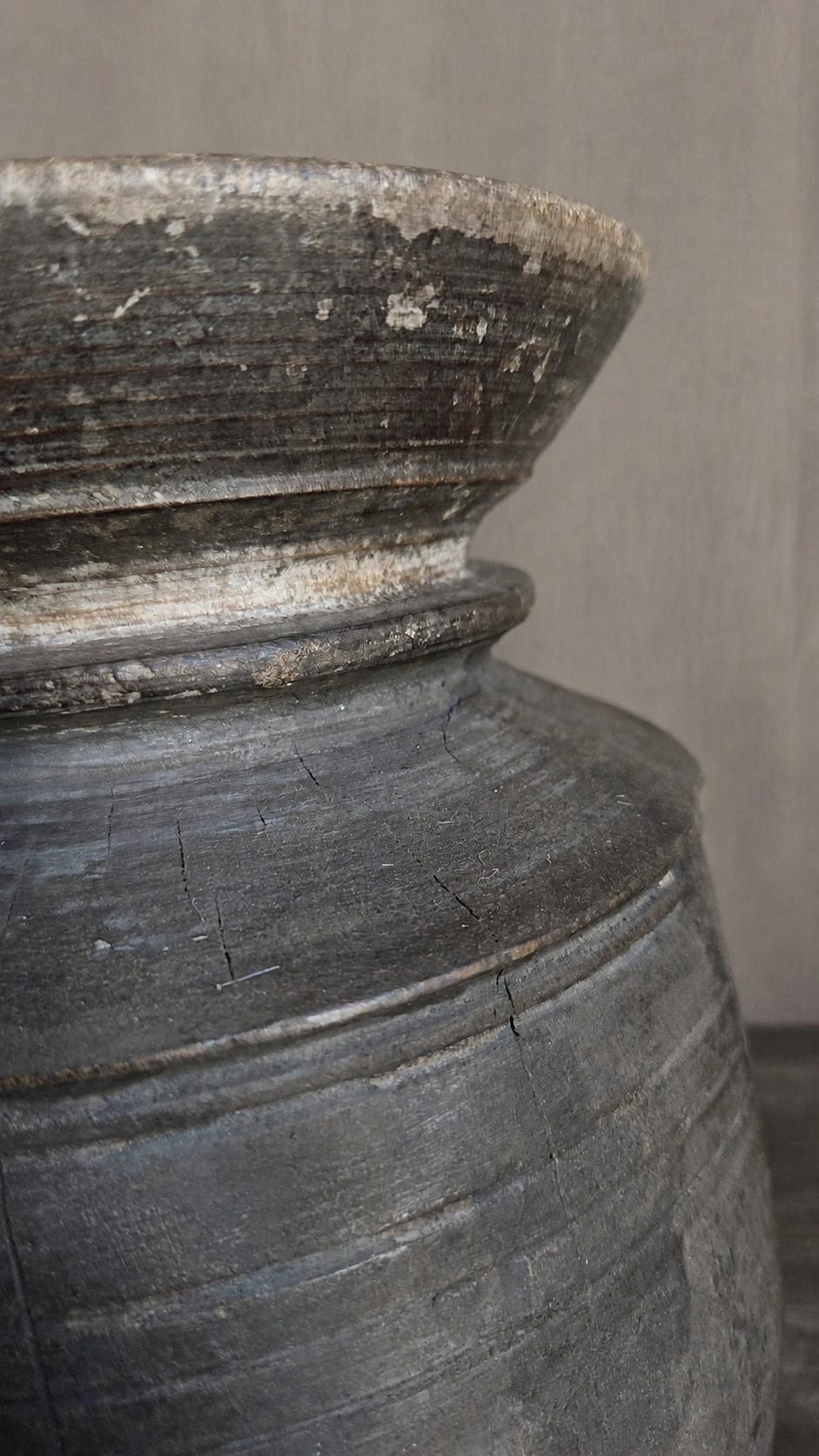 Authentieke houten pot met deksel, detail 3