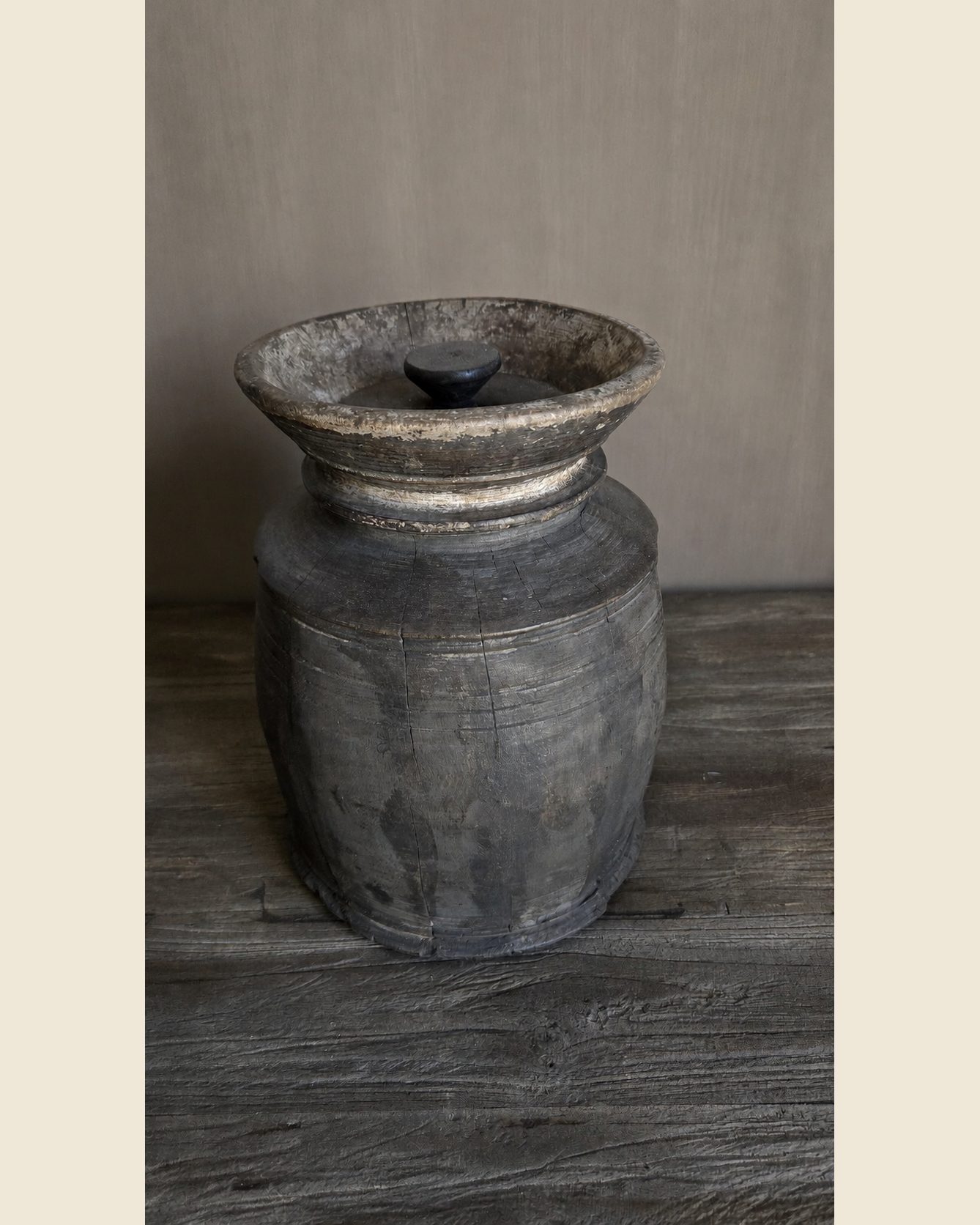 Authentieke houten pot met deksel, Luksa, bij Mahieu&Merckx