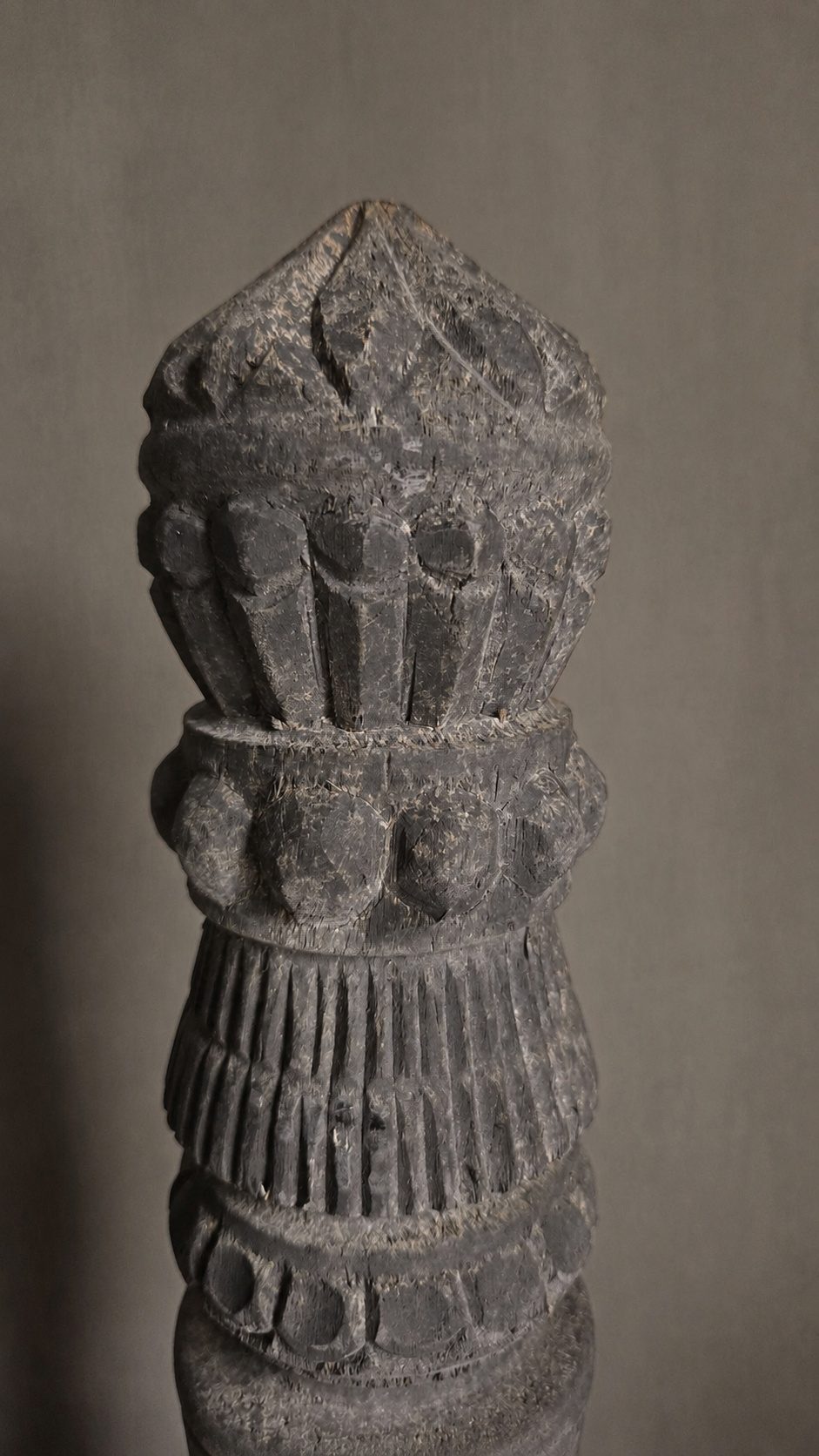 Houten kandelaar Madhur, detail 2