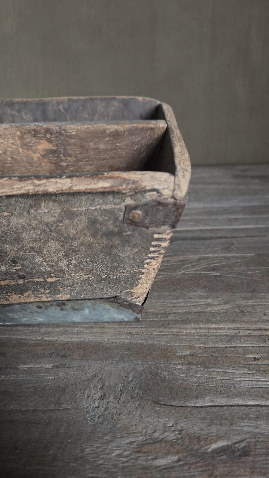 Oud Chinees houten rijstbakje, detail 2