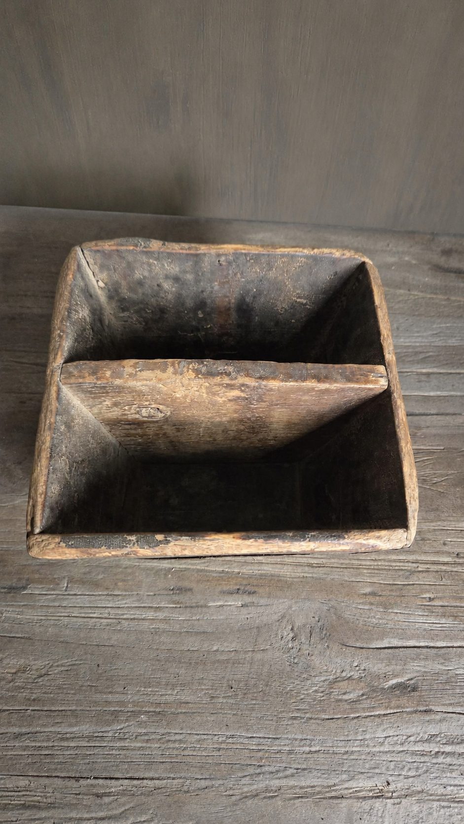 Oud Chinees houten rijstbakje, detail 3