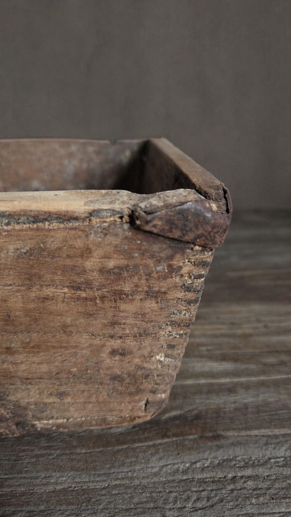 Oud Chinees houten rijstbakje, detail 2