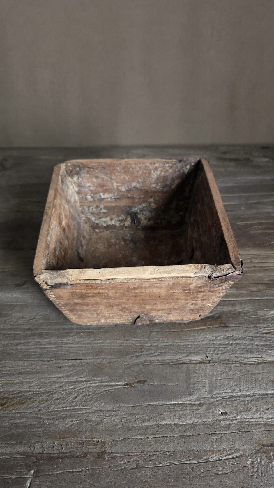 Oud Chinees houten rijstbakje, detail 3