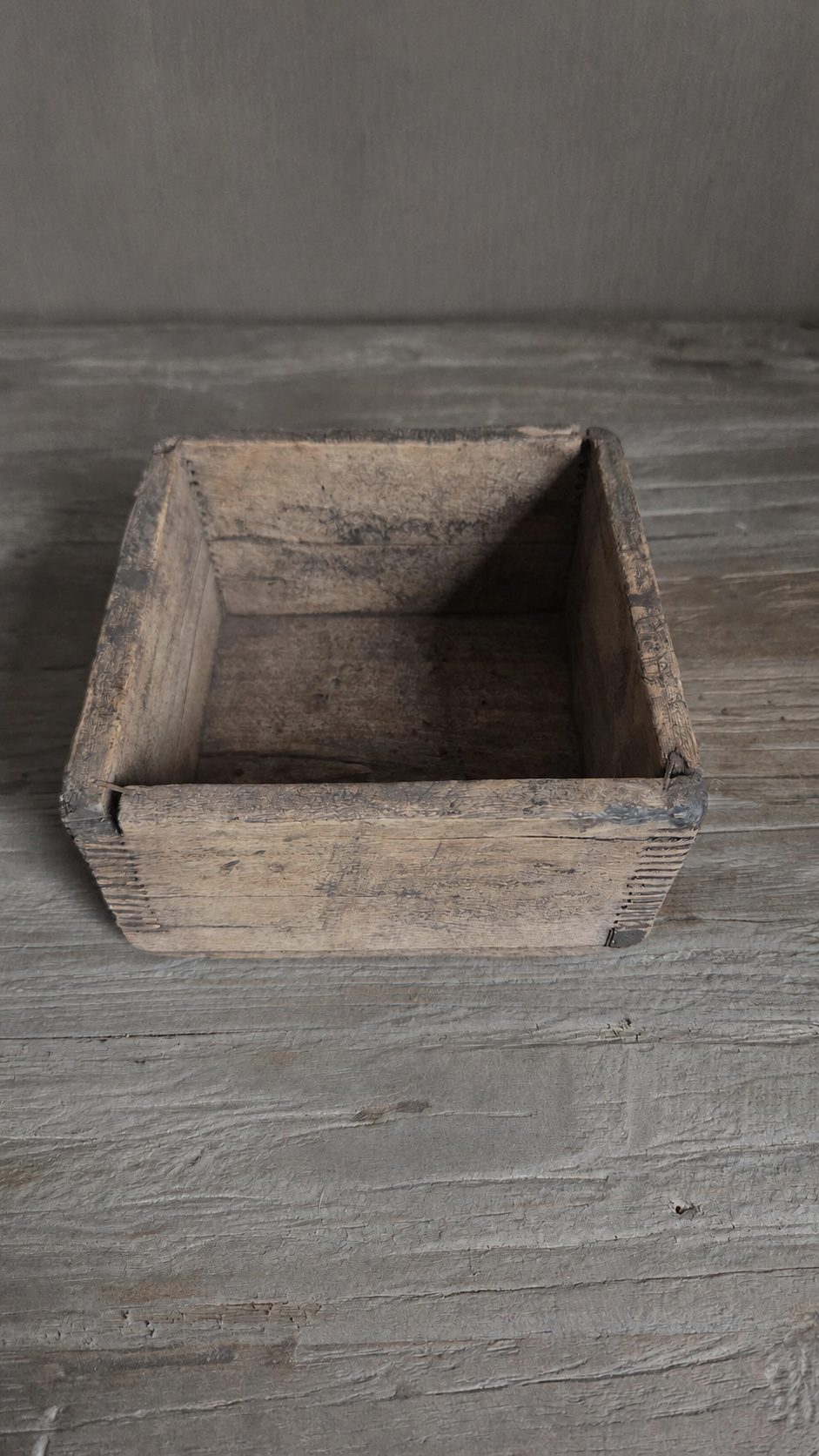 Oud Chinees houten rijstbakje, detail 3