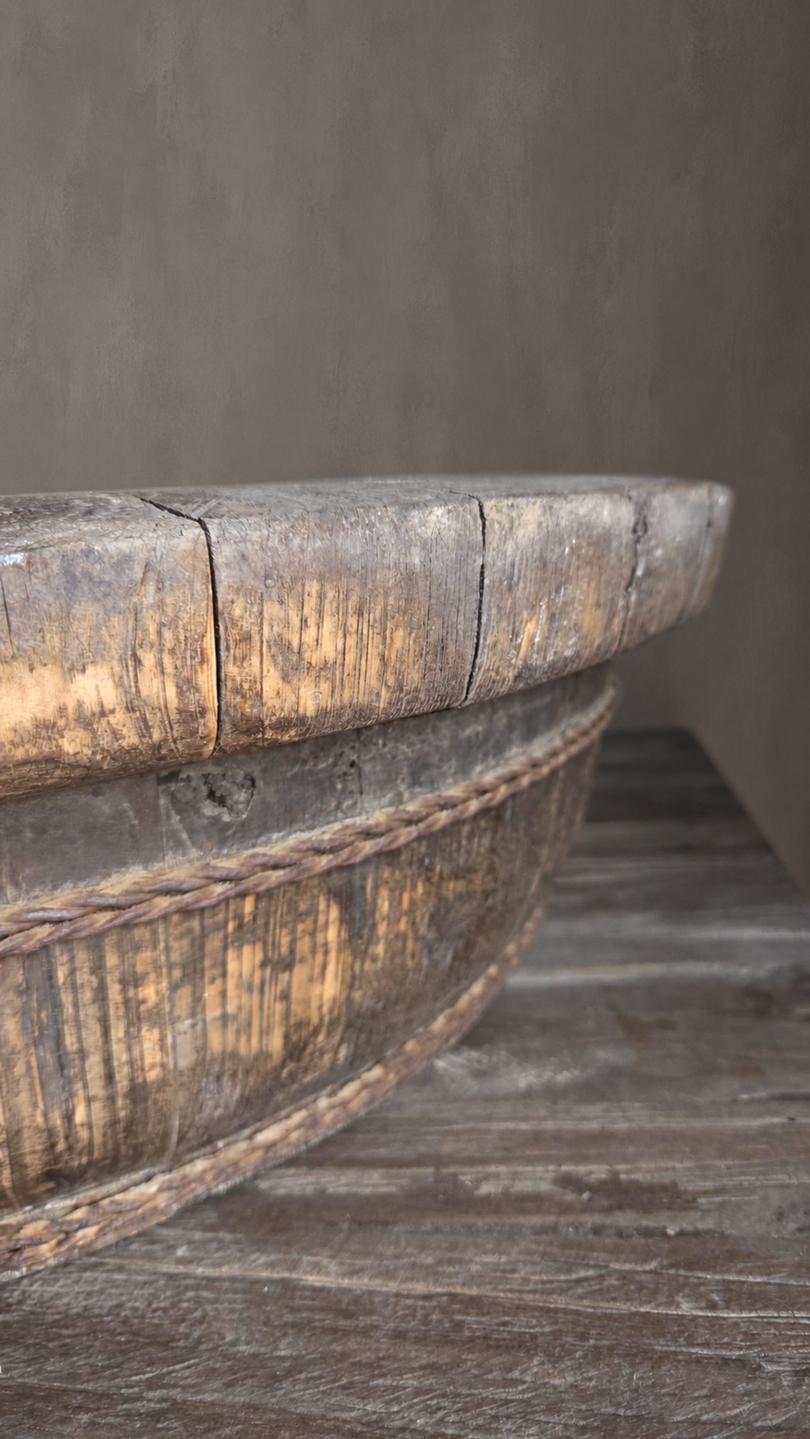 Grote oude houten schaal, detail 2