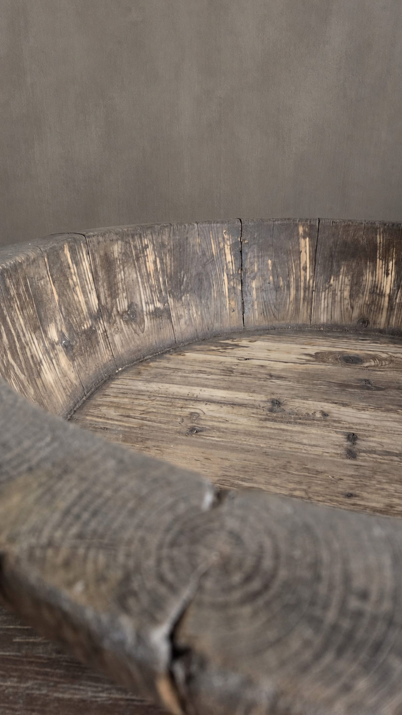 Grote oude houten schaal, detail 3