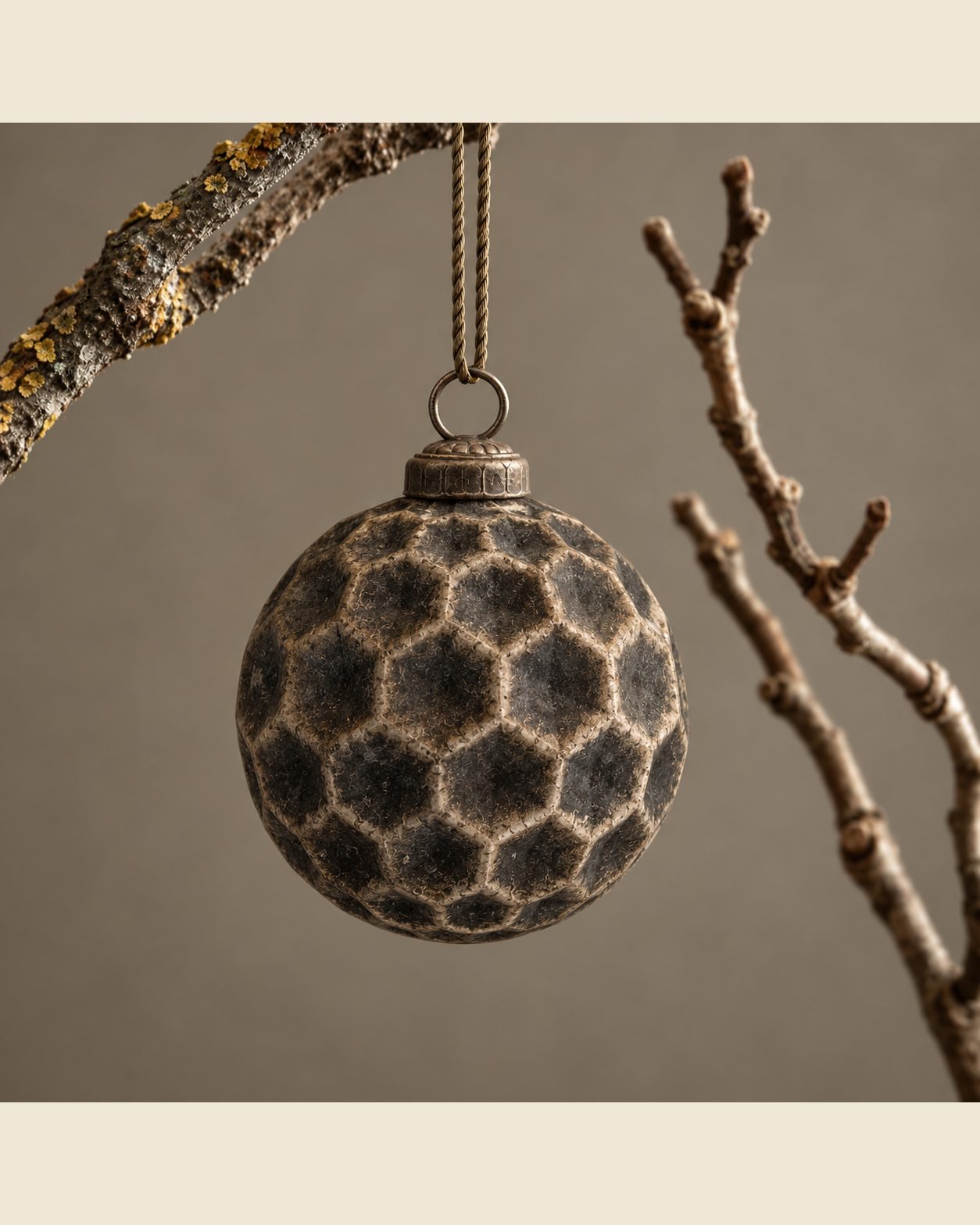 Kerstbal diamant camel velvet, Luksa, bij Mahieu&Merckx