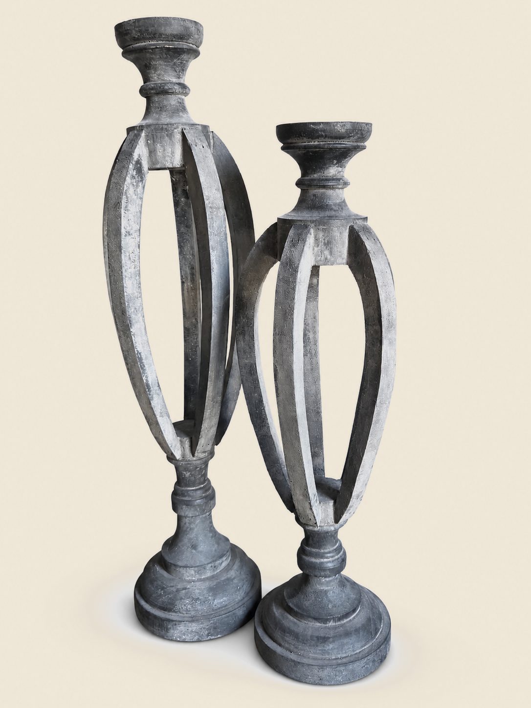Set van 2 grote houten kandelaars, detail 2