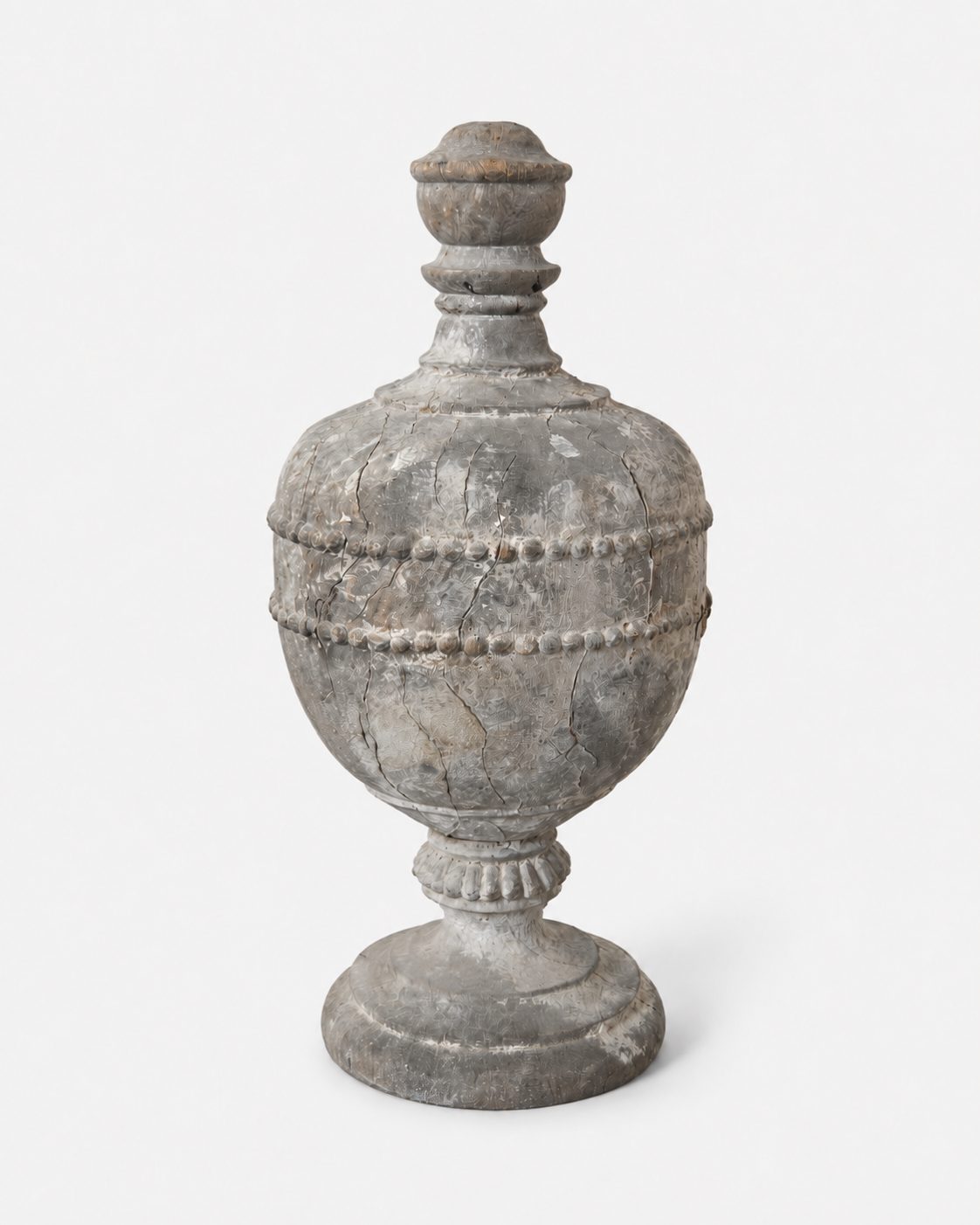 Verweerde urn met gedetailleerde randen, detail 2