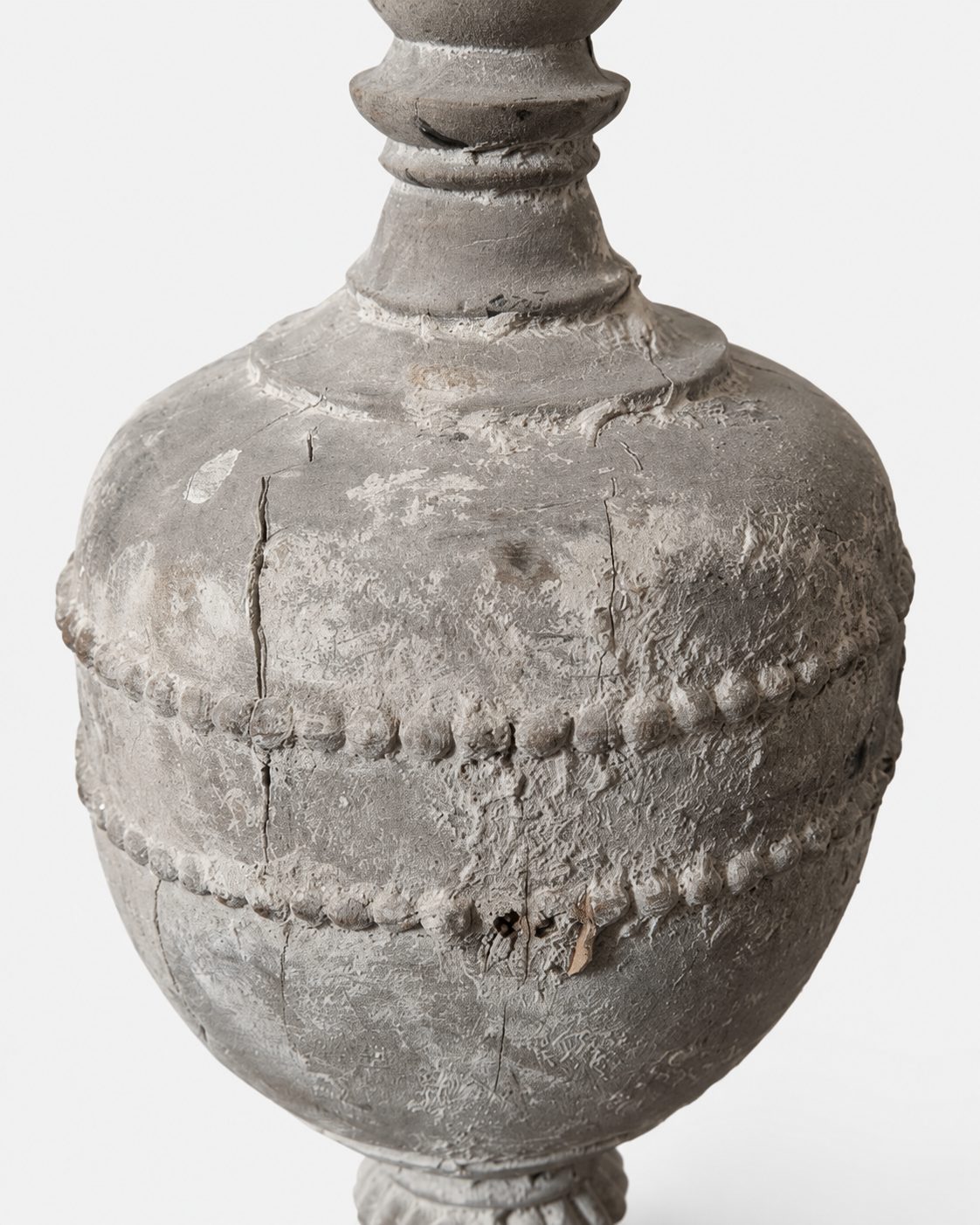 Verweerde urn met gedetailleerde randen, detail 3