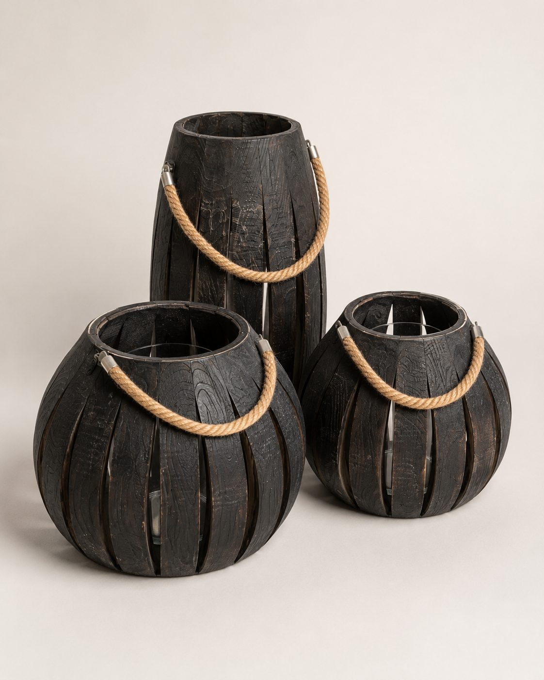 Set van 3 houten lantaarns met touwgreep, Atelierselectie, bij Mahieu&Merckx